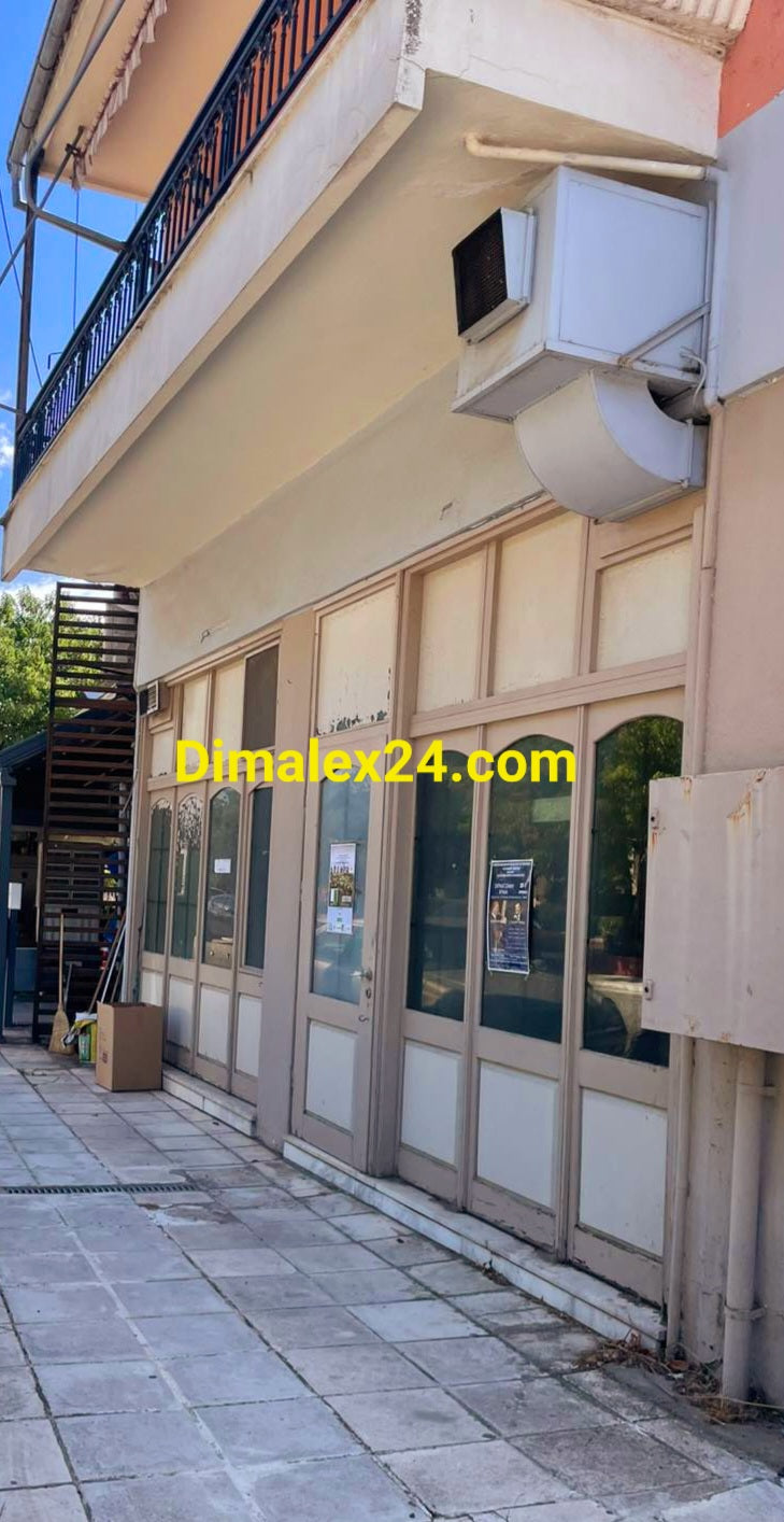 Помещение за продажба в центъра на Сапес с големи витрини подходящо за отдаване под наем.