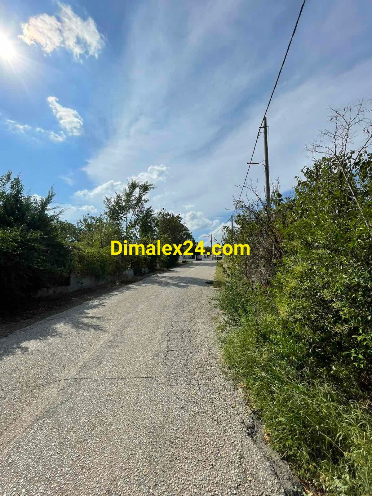 Асвалтова улица в село Кровили, област Родопи, Северна Гърция.