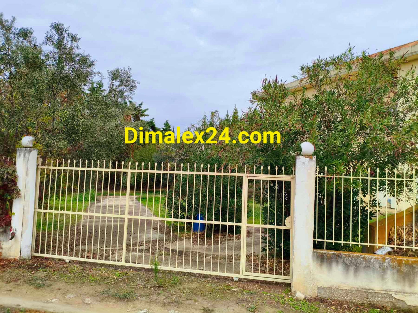 Порта на двор към къща в Комотини,област Родопи,Северна Гърция.