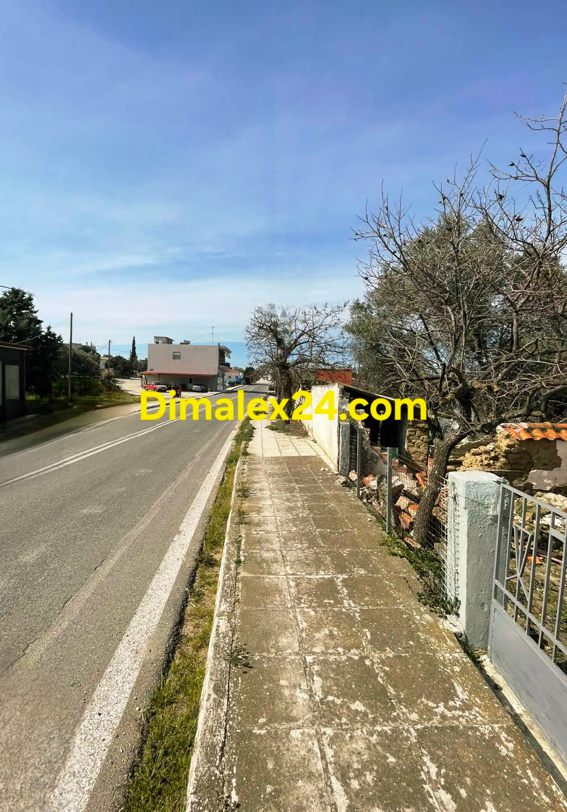 Имот близо до Комотини Северна Гърция на асфалтов път.