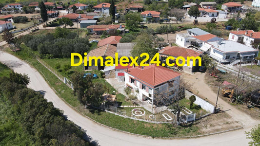 Аерофотоснимка на къщи и жилищна зона в Северна Гърция с потенциал за инвестиции в имоти.