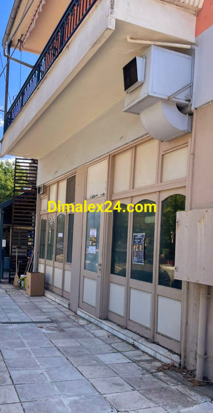 Помещение за продажба в центъра на Сапес с големи витрини подходящо за отдаване под наем.