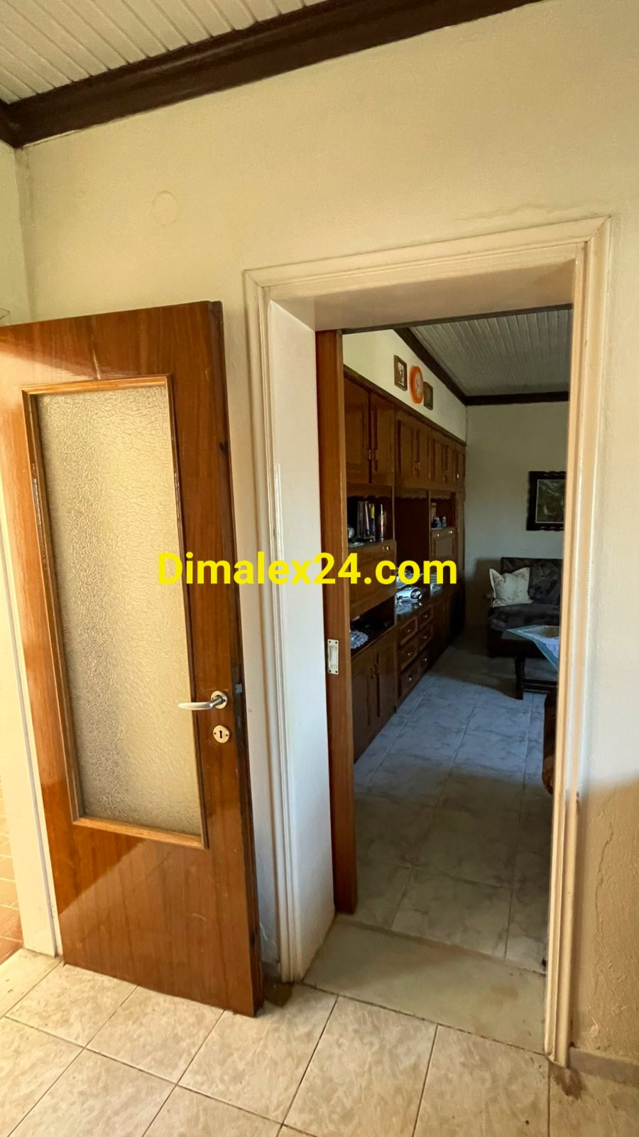 Преходен коридор водещ към всекидневна на къща в област Родопи, Проскинитес.