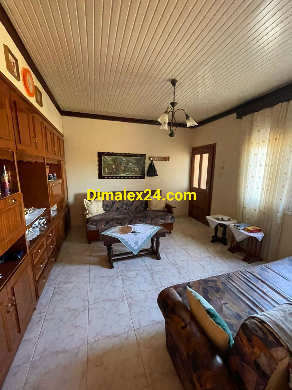 Голям хол с излаз към двор - имот в област,Родопи.