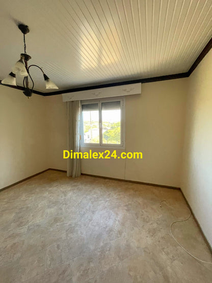 Празна светла стая с бели стени и таван на имот в Северна Гърция.