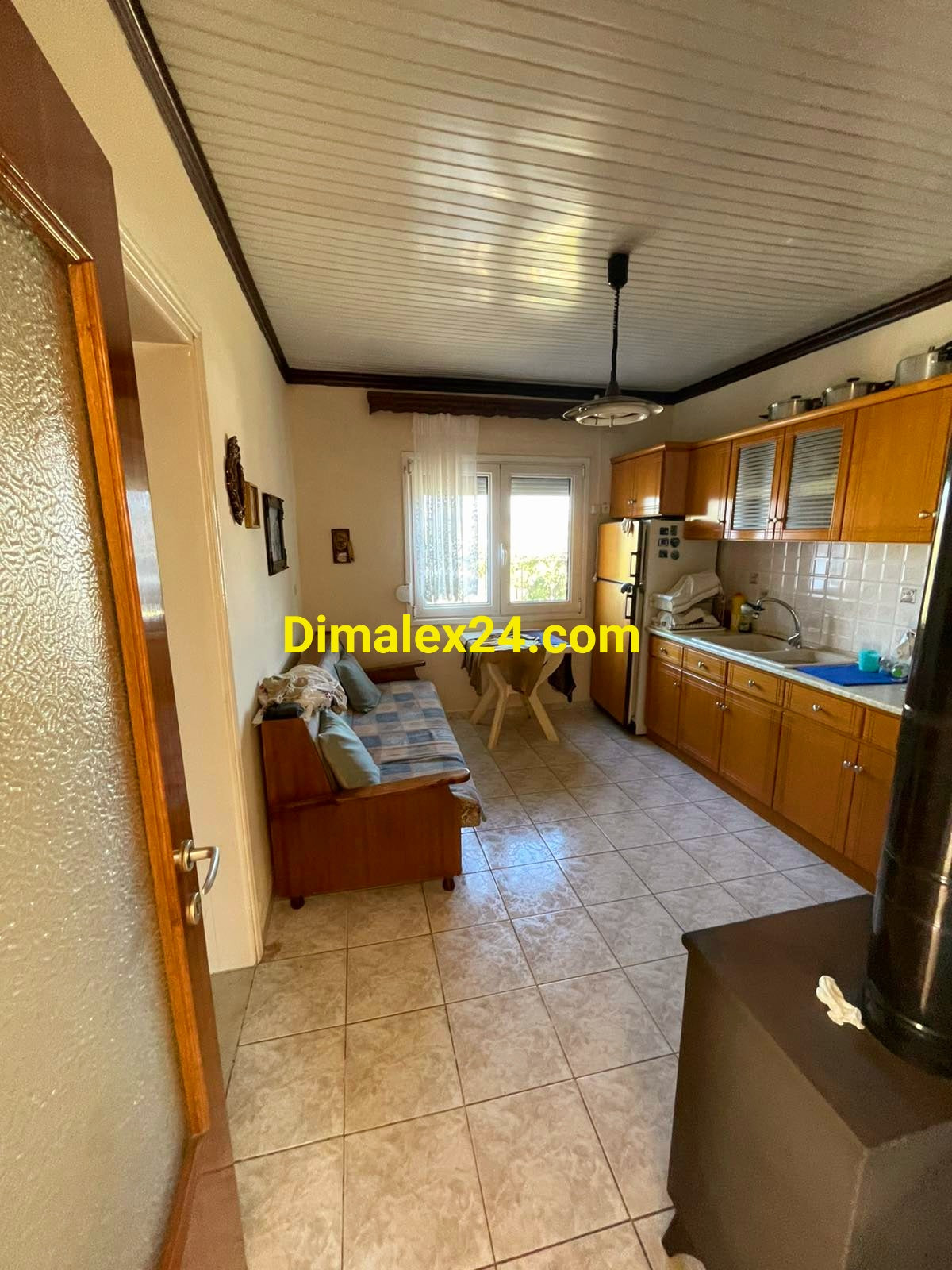 Кухня с кухненски бокс и трапезария - имот в Гтрция.