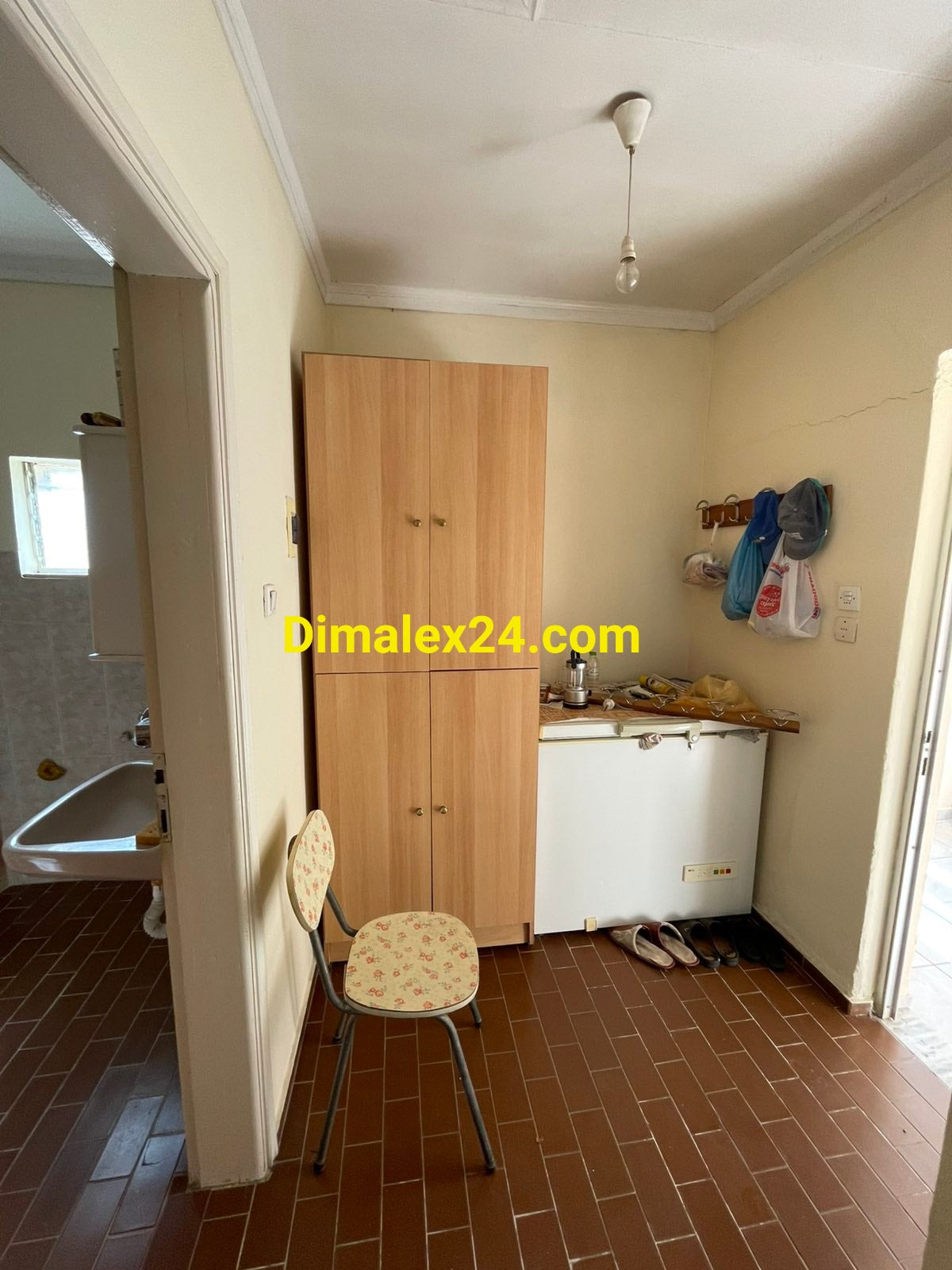 Севризен коридор водещ кум баня на къща в Гърция.