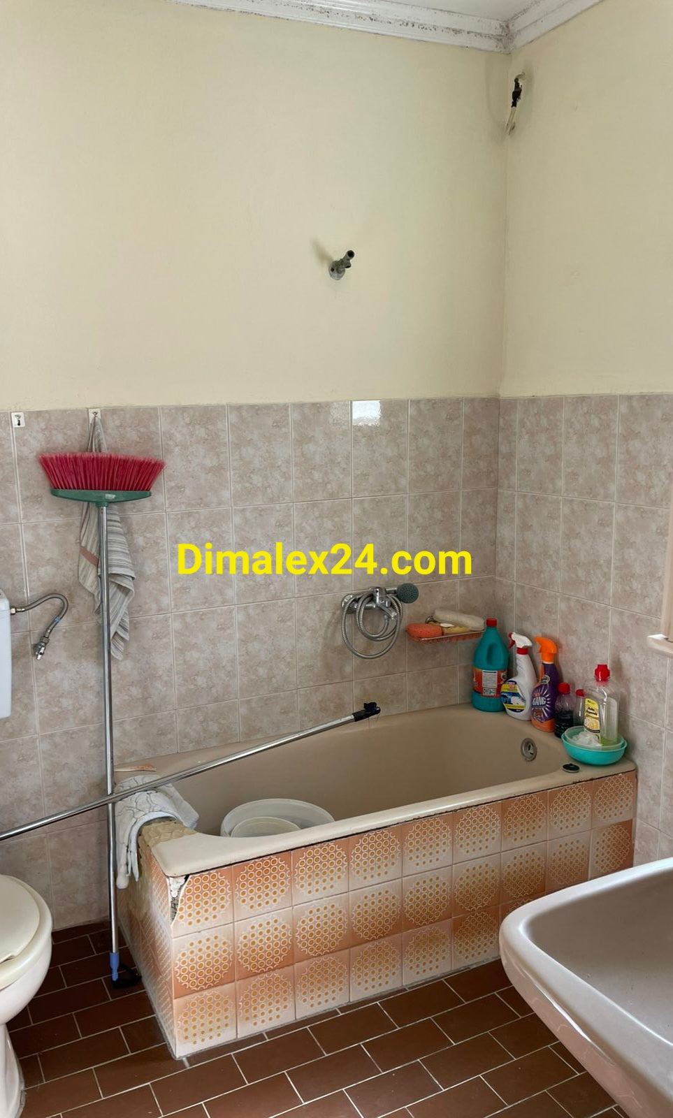 Баня с вана в къща в Проскиниес, Гърция.