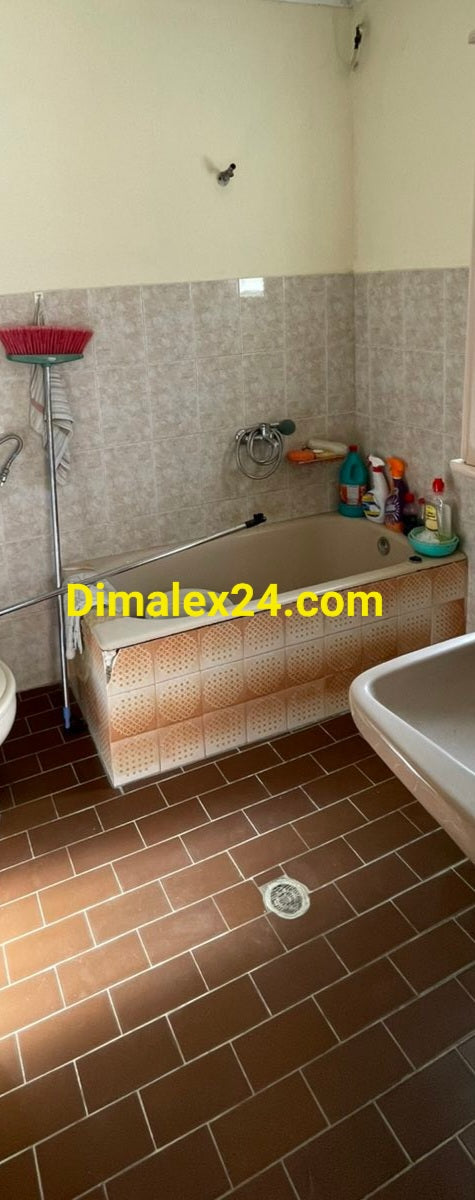 Баня с вана,тоалетна и мивка в имот  Северна Гърция.