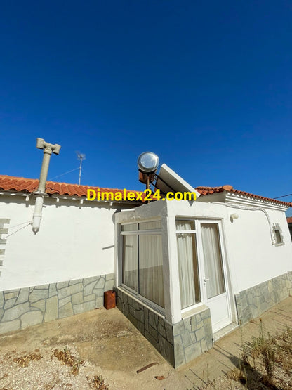 Къща с остълено предверие и соларен бойлер на покрива на предверието. В Проскинитес, Северна Гърция, област Родопи.