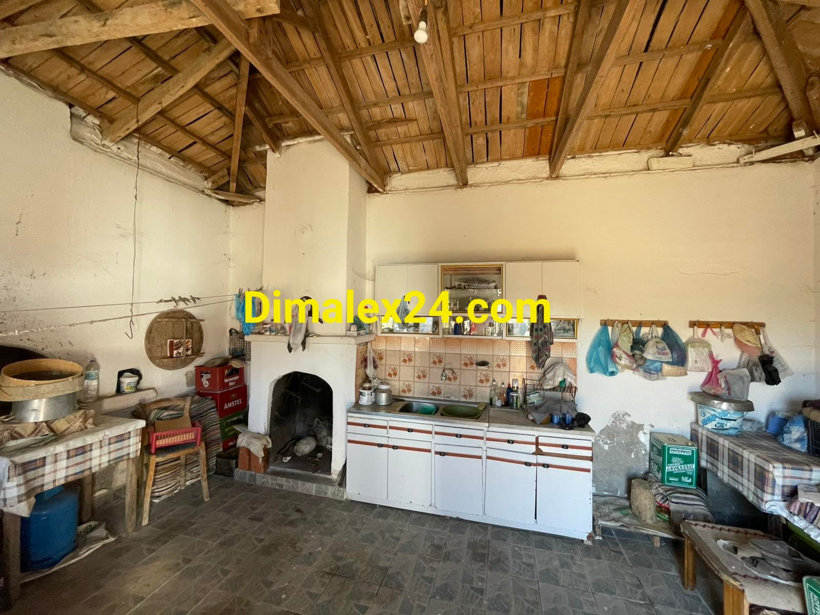 Лятна кухня с камина, залепена за къща в Проскинитес,областРодопи, Гърция. 