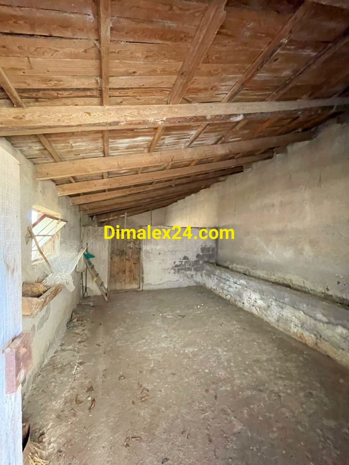 Допълнителна постройка като хамбар или склад в имот  Северна Гърция.