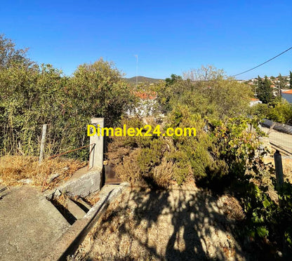 Заден двор с панорамна гледка на къща в Проскинитес,Гърция.