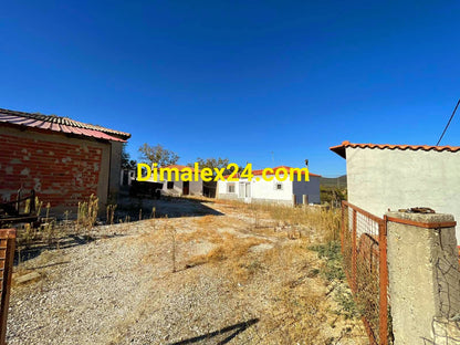 Обширен двор с къща и стопански постройки с Гърция, област Родопи.