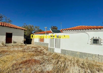 Част от двор с къща на един етаж в Северна Гърция.