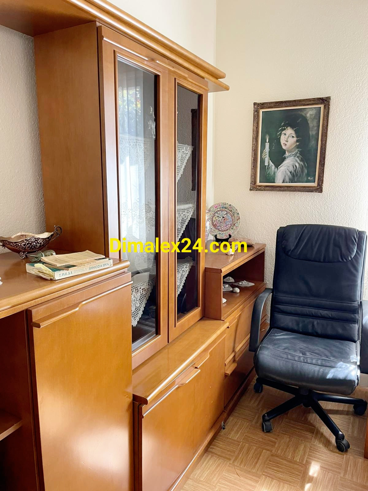 Секция с витрина и офис стол в стая на къща в село Ксилагани.