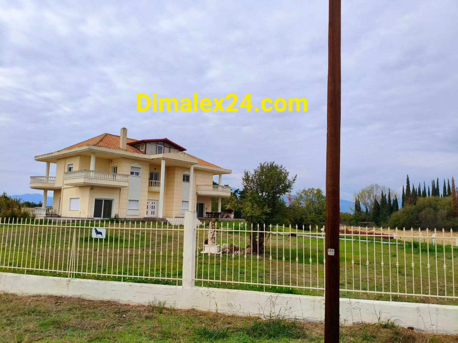 Фасада на модерна къща с асфалтов достъп в област Родопи.