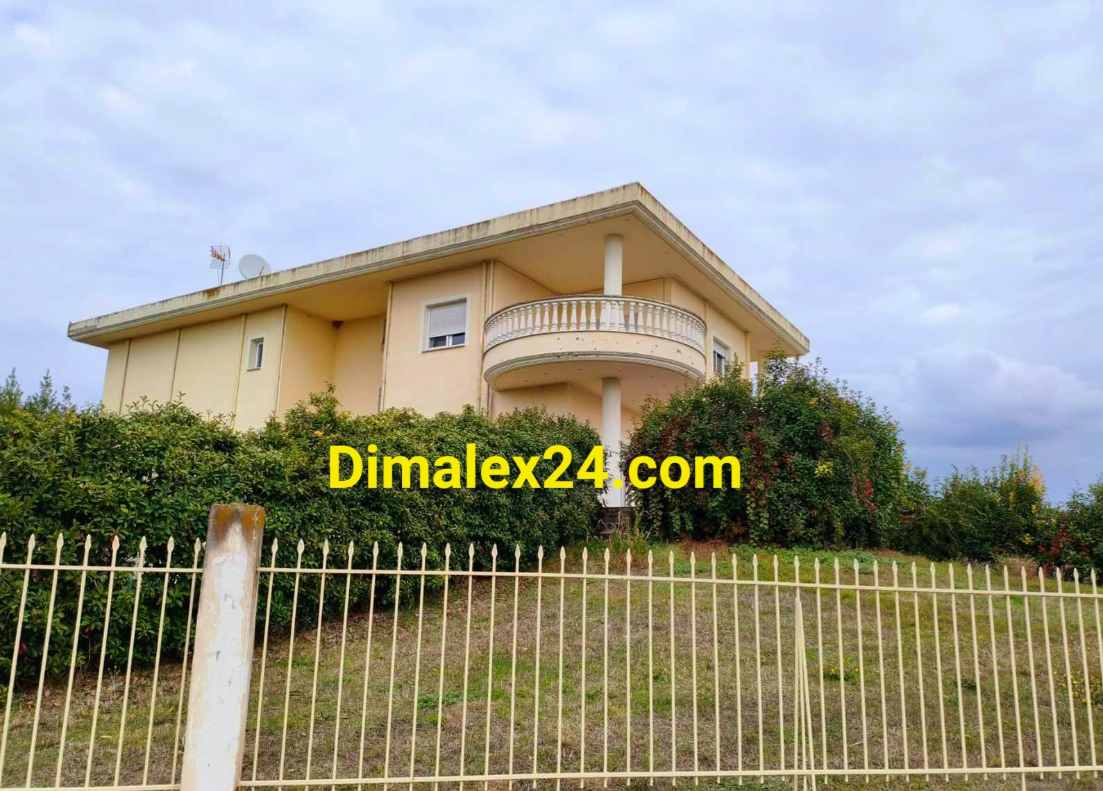 Задна фасада на къща и панорамна просторна тераса на втори етаж на къща в Комотини,Гърция.