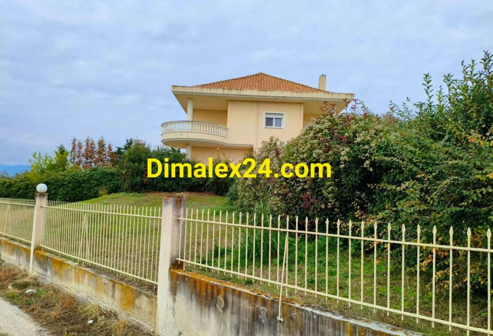 Ограда с част от двор и странична фасада на къща в Комотини,Гърция.