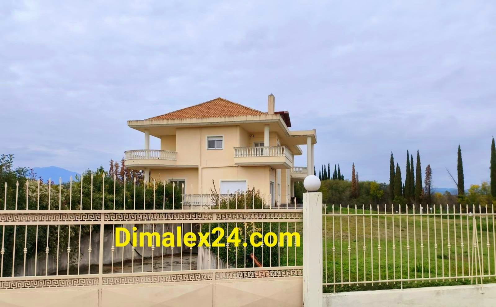 Плъзгаща порта за кола на двор към къща на три етажа в Комотини,област Родопи.