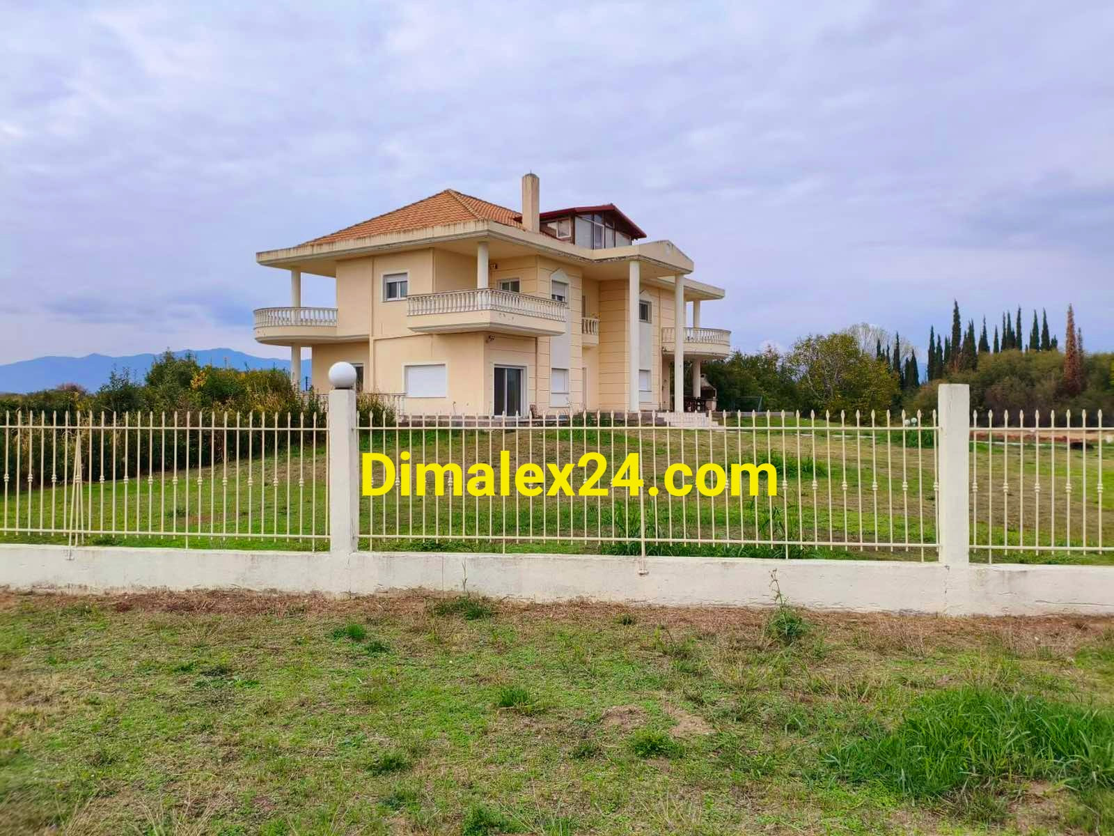 Луксозна къща с асансьор и голям двор в Комотини, Северна Гърция.