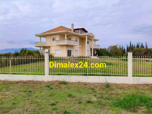 Луксозна къща с асансьор и голям двор в Комотини, Северна Гърция.