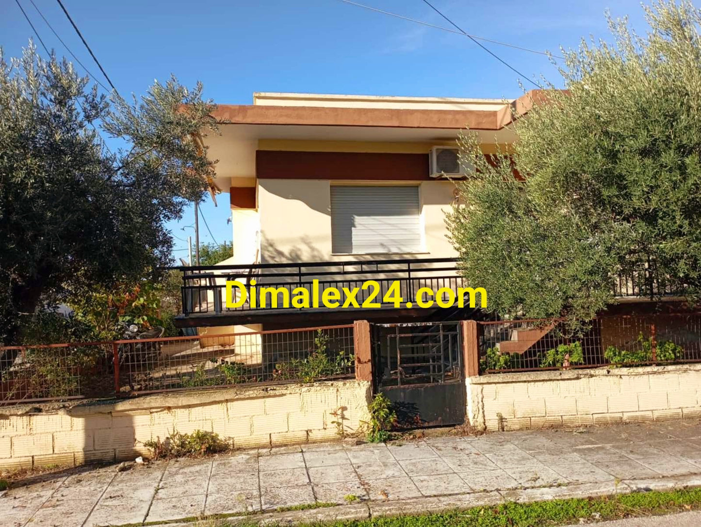 Фасада на къща на два етажа в село Адриани, област Родопи, Северна Гърция.