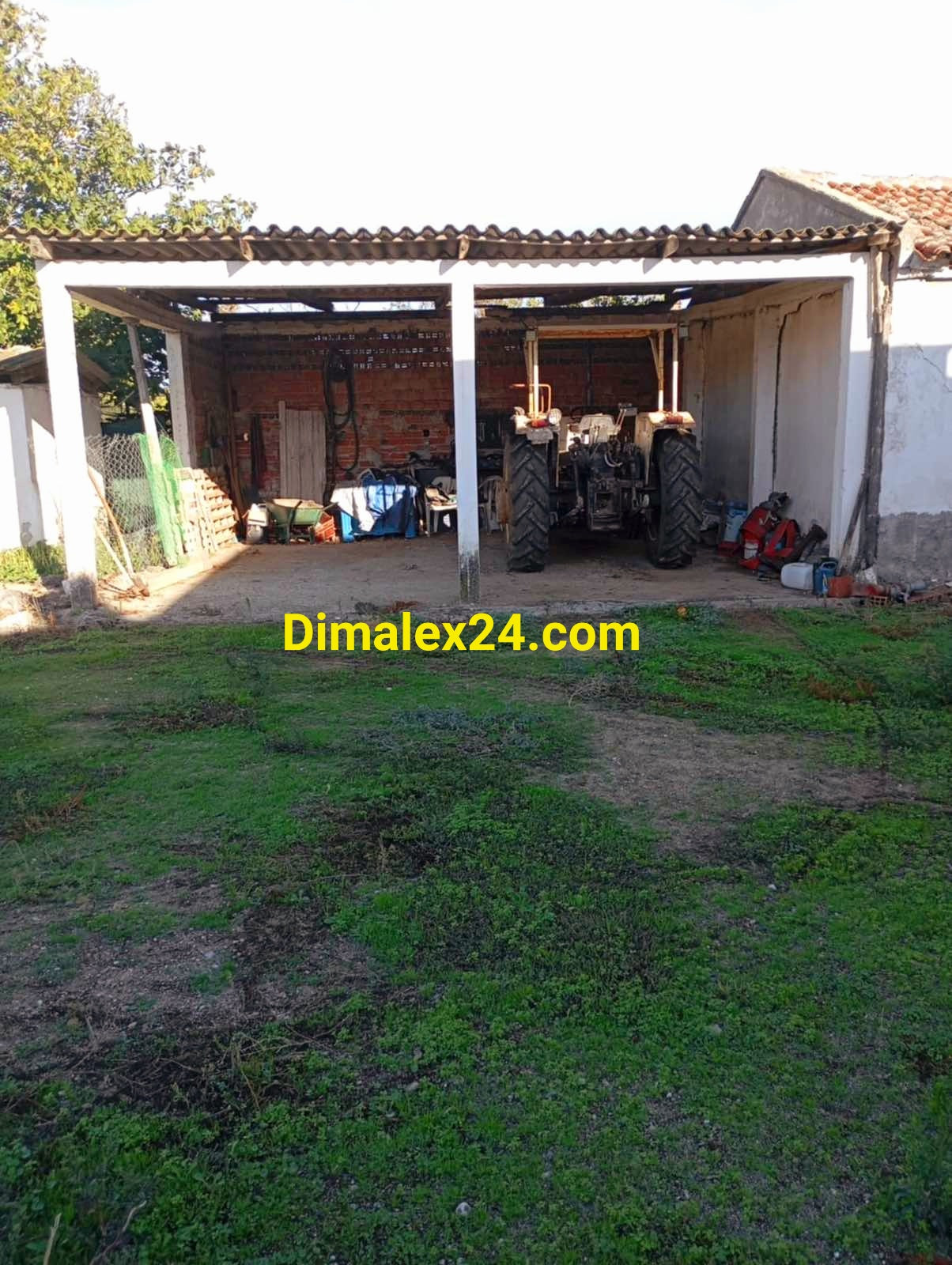 Навес за селскостопански машини на имот в Гърция, област Родопи, Адриани. На 13 км от морето.