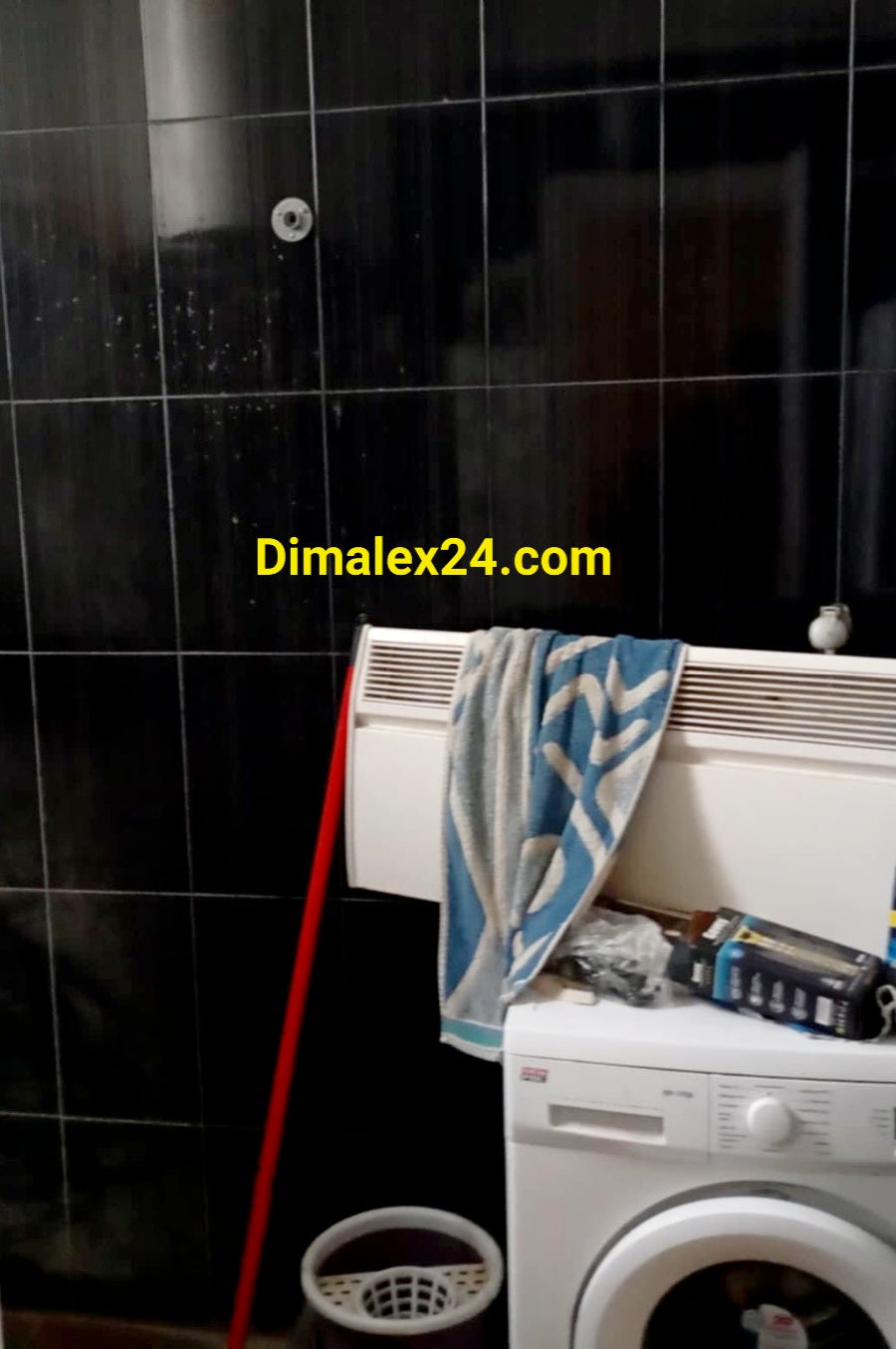 Баня с машина за пране и черни плочки - имот в Гърция, село Адриани, област Родопи.