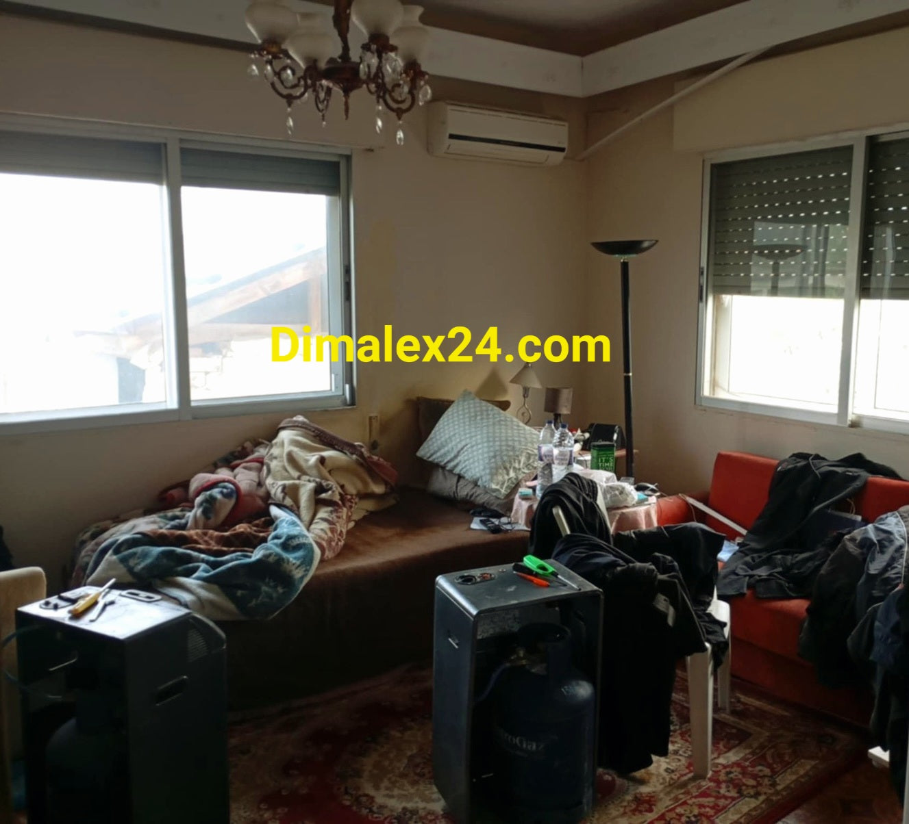 Всекидневна на къща в Гърция, област Родопи, село Адриани на 13 км от морето и на 40 км от ГКПП Маказа.