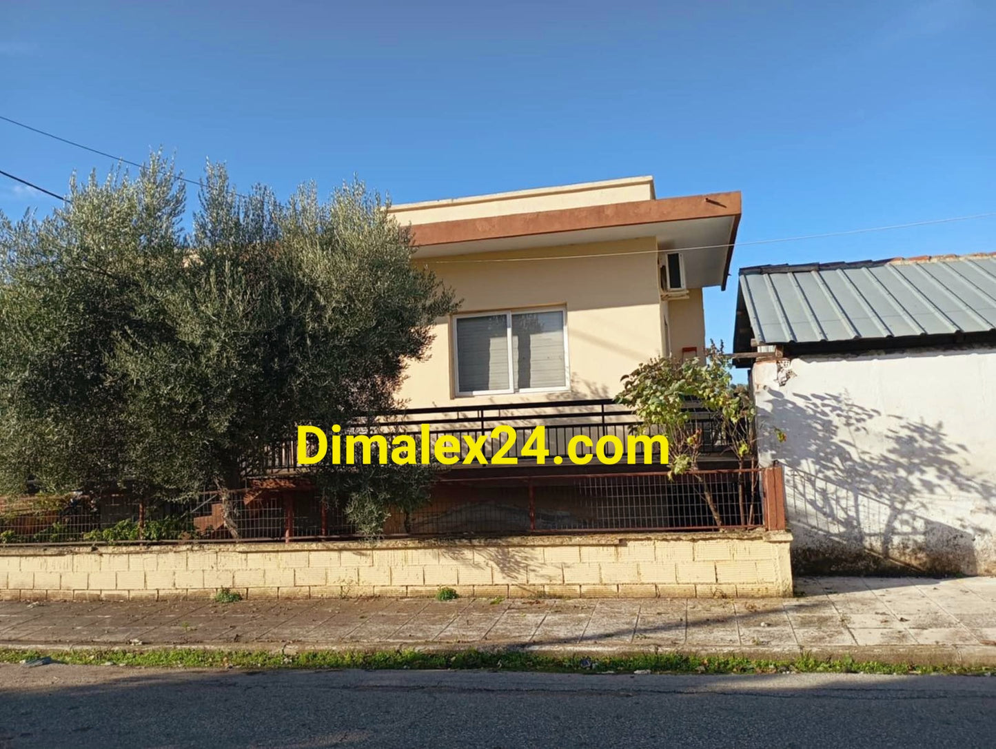 Част от предна фасана на къща с панорамен прозорец на втория етаж - имот в Адриани,област Родопи.