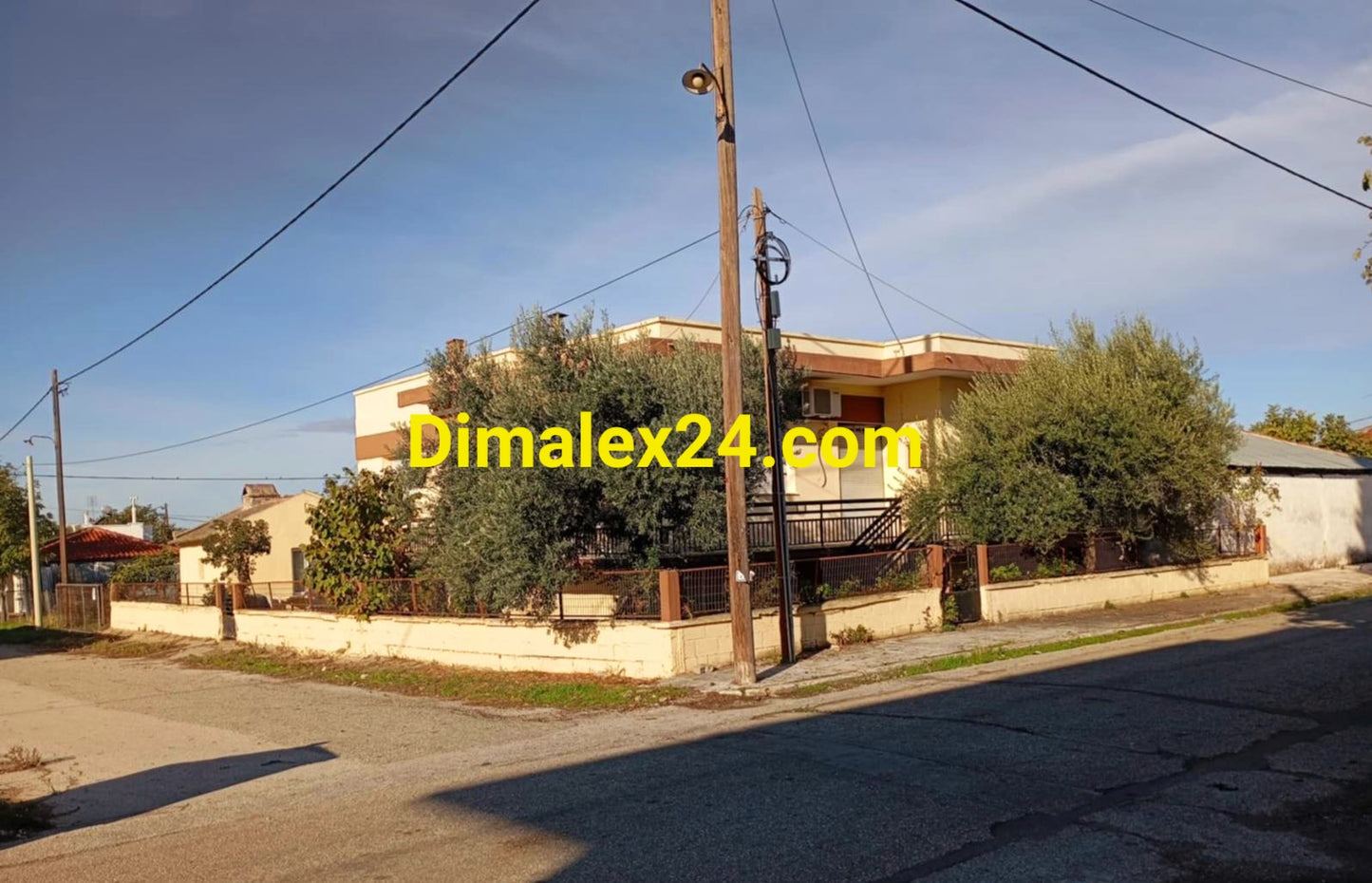 Къща в Адриани с лицена две  асфалтови улици В Северна Гърция, област Родопи на 13 км от морето.