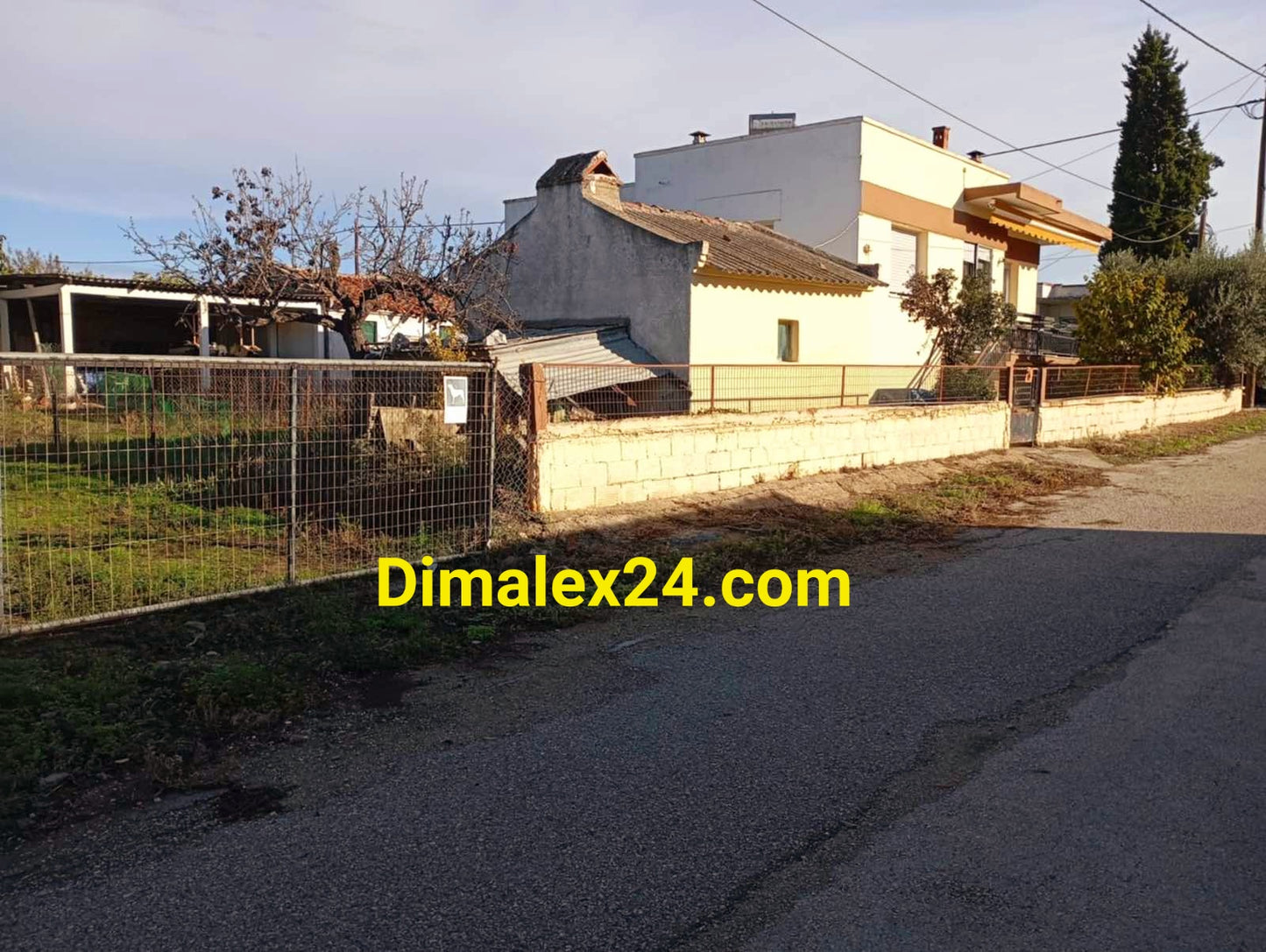 Излаз на асфалтова улица на имот в Адриани на 13 км. от плажа.