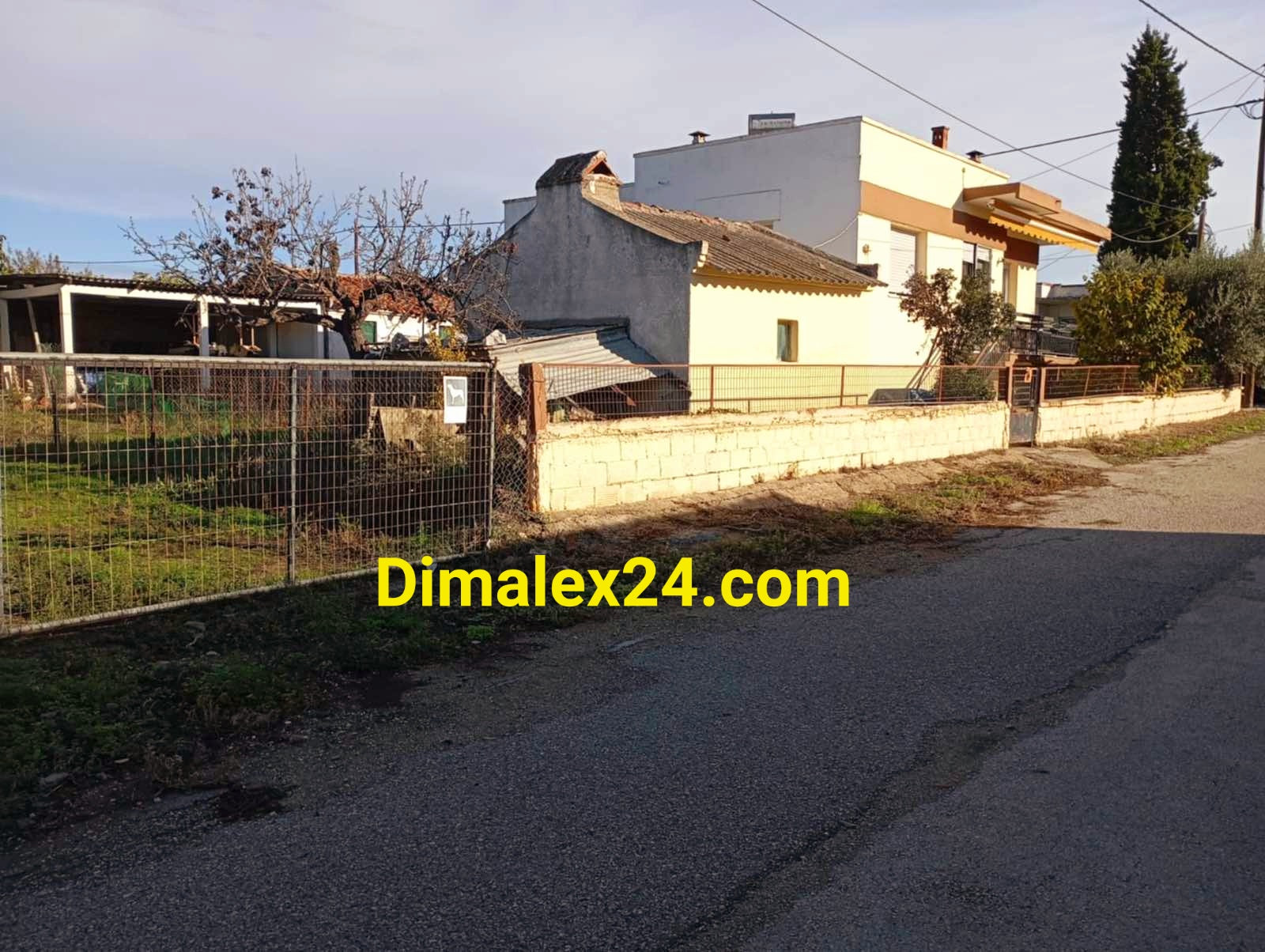 Излаз на асфалтова улица на имот в Адриани на 13 км. от плажа.