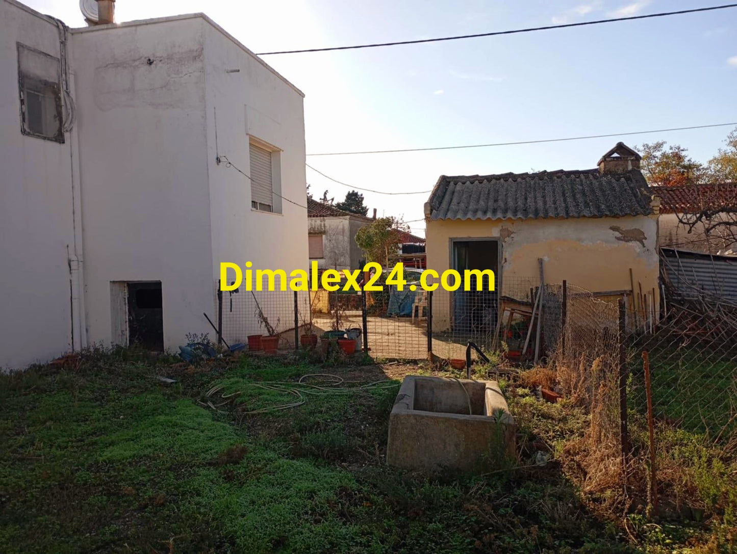 Заден двор на къща в Родопи, село Адриани.