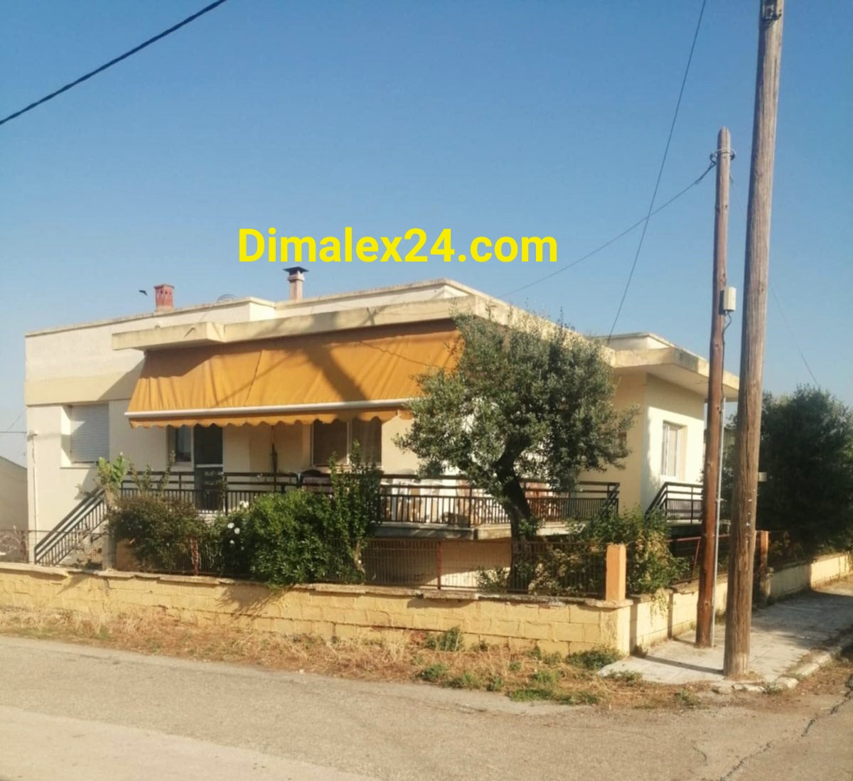 Фасада на къща 100 кв.м. с озеленен двор 1000 кв.м. в област Родопи.