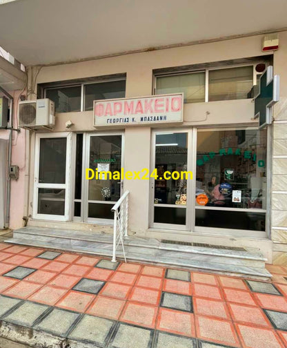 Магазини с витрини на главния площад в Ксилагани, близо до пътя към Имерос и Марония.