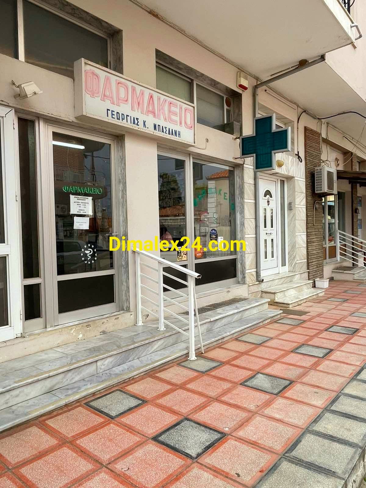 Фасади на търговски помещения в оживеното кръстовище на Ксилагани – инвестиционен имот.