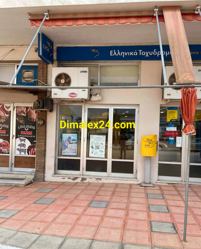 Търговски фасади на главния път през Ксилагани – близо до морето и туристически маршрути.