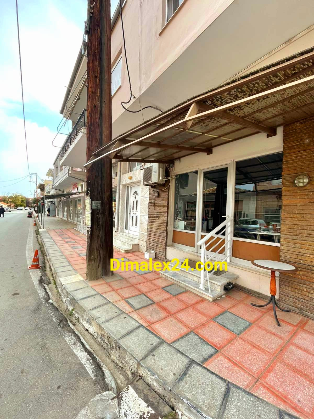 Фасада на магазин с витрина,с лице към главна улица в село ксилагани, Северна Гърция.