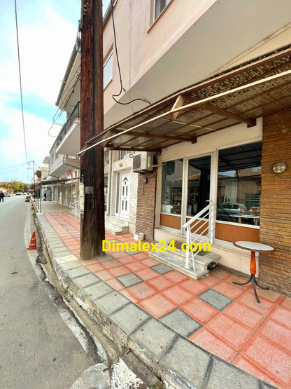 Фасада на магазин с витрина,с лице към главна улица в село ксилагани, Северна Гърция.