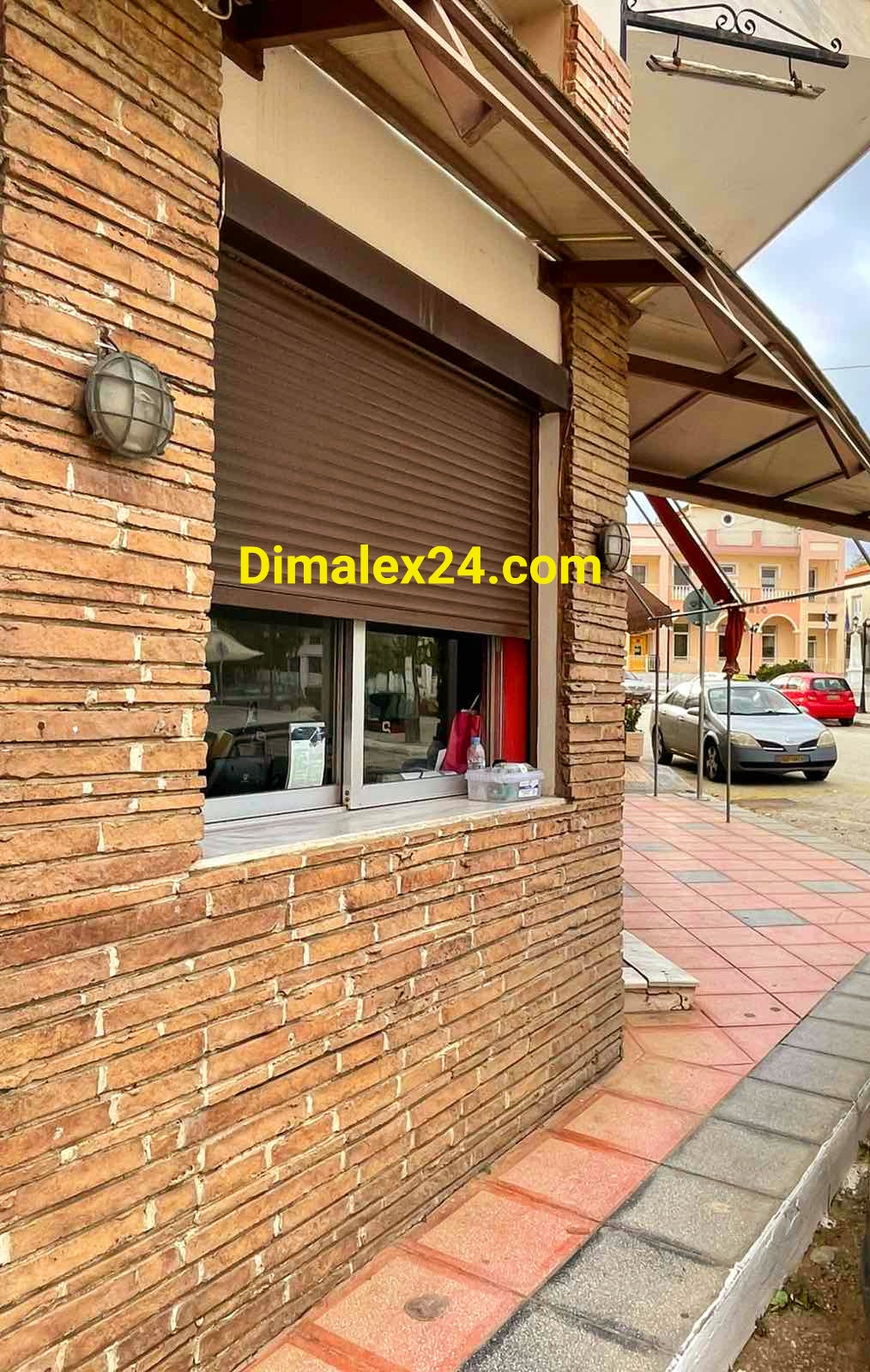 Ъглова фасада на част от магазин в центъра на Ксилагани,област Родопи - имот с висок инвестиционен потенциал.