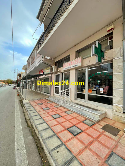 Лице на търговско помещение с голяма витрина в центъра на Ксилагани,Северна гърция, област Родопи.