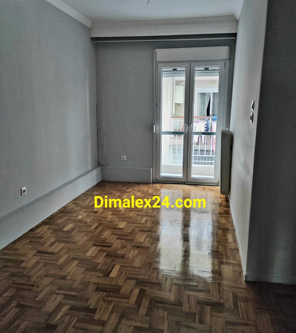 Всекидневна на апартамент в Солун, подходящ за живеене и отдаване под наем.