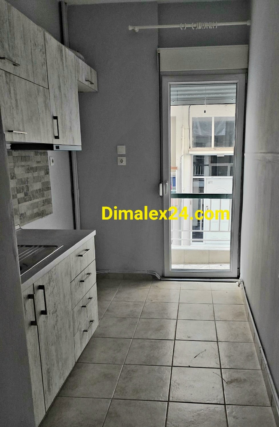 Съвременна кухня напълно оборудвана в апартамент, в Солун, Гърция, област Централна Македония.