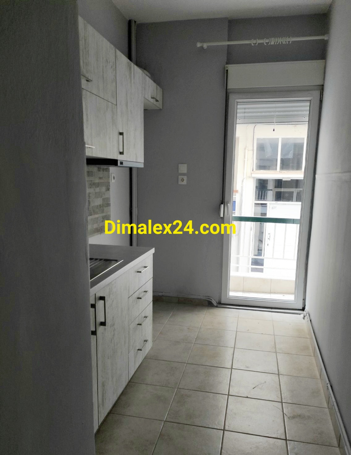 Съвременна кухня и дневна в жилище в Солун, Гърция. Имот с потенциал за отдаване под наем.