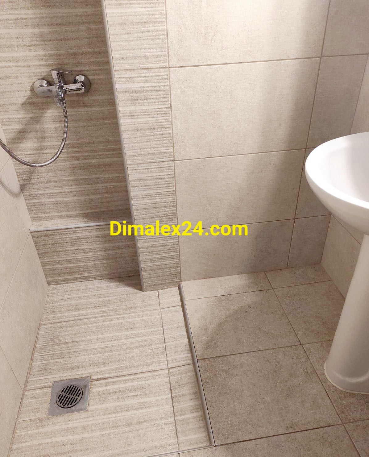 Баня с фаянс на имот в Солун, Гърция подходя за отдаване под наем.