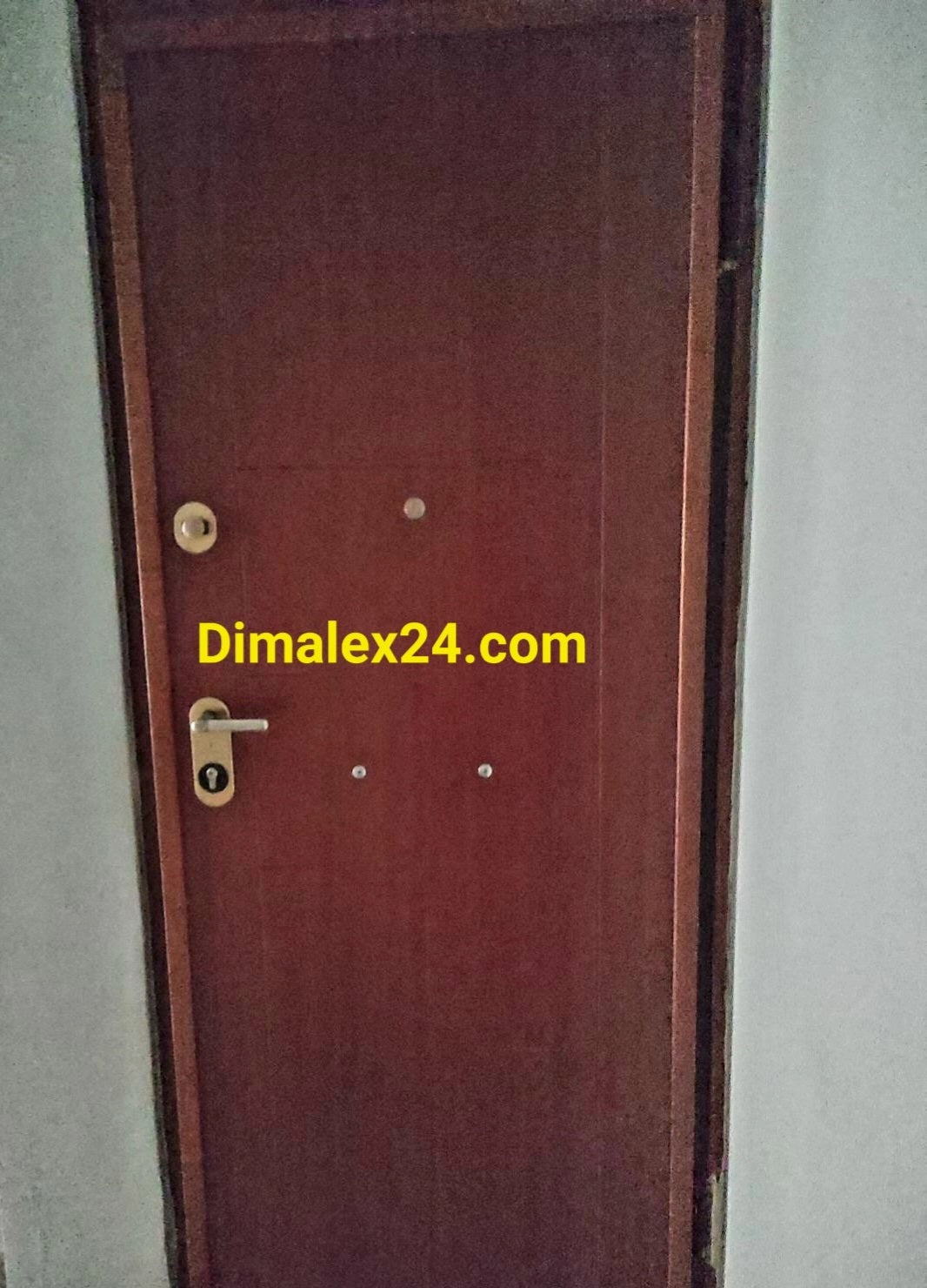 Входна врата на апартамент в Солун,Гърция,Централна Македония - имот с голям инветиционен потенциал.