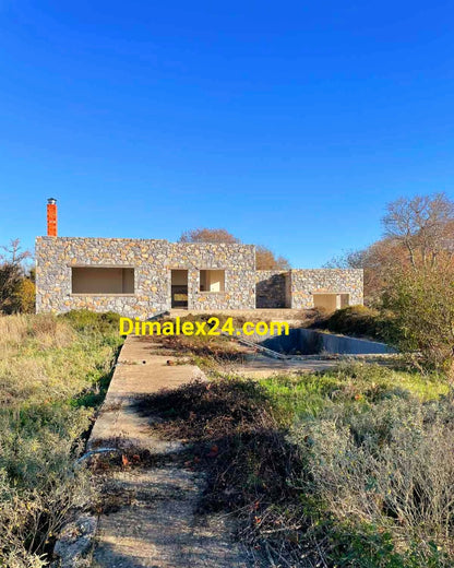 Недостроена къща с басейн на 150 м от морето в Платанитис,област Родопи,Гърция.