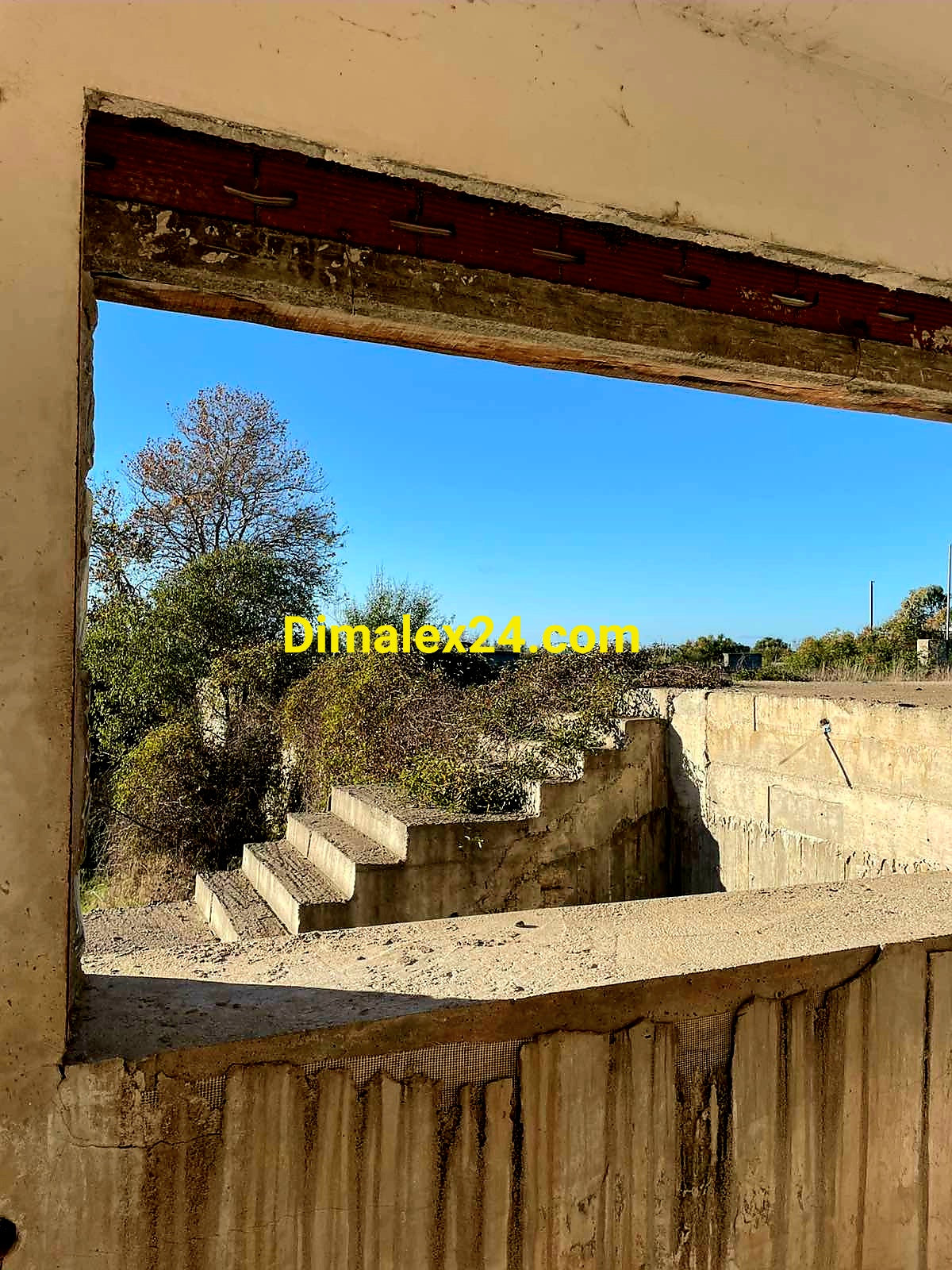 Изглед към двора на недостроен имот в гърция,Платанитис,област Родопи на 150 м. от плажа.